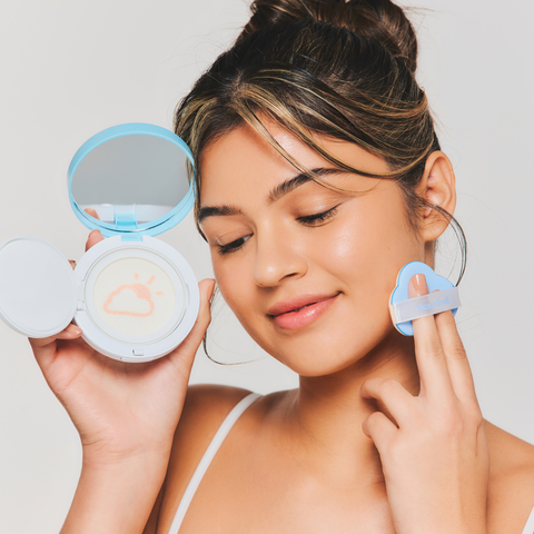 Model holding opened Dear Sun Perfecting SPF Cushion